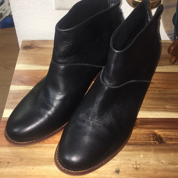 Toms Shoes - “Like New” Toms black boots